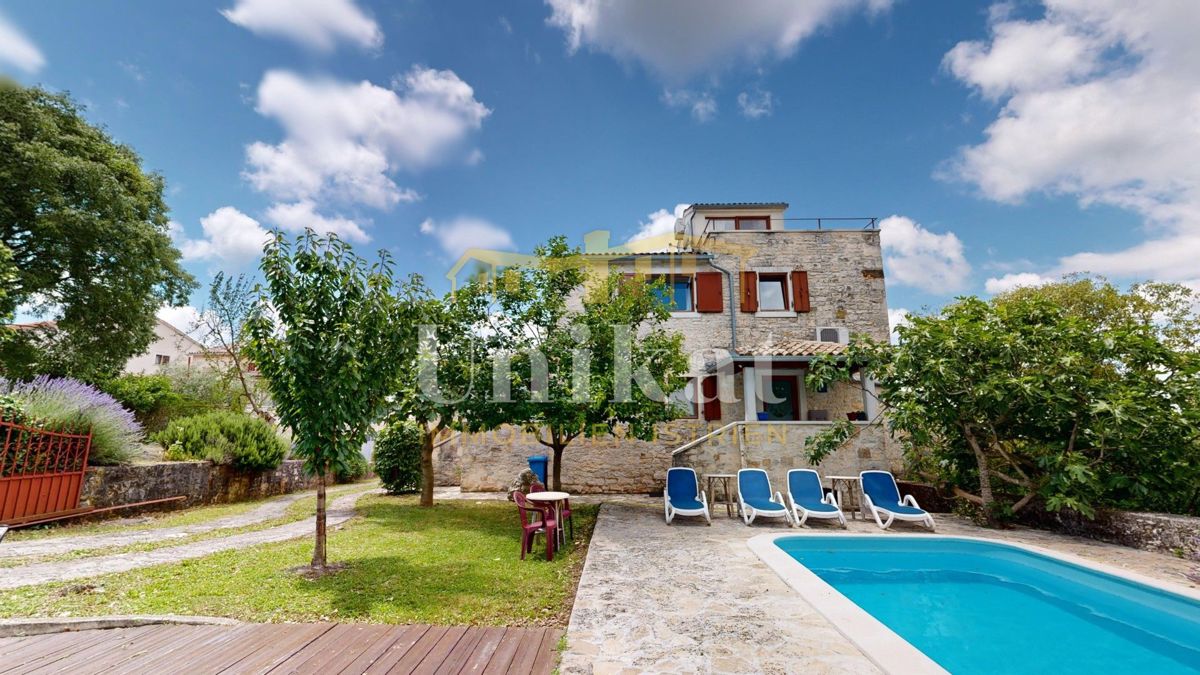 Proprietà con due case in pietra - piscina e ampio giardino